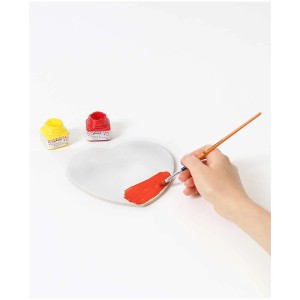 Pinsel-Set Kids: Hand bemalt Herz mit roter Farbe, gelber und roter Farbtopf im Hintergrund.