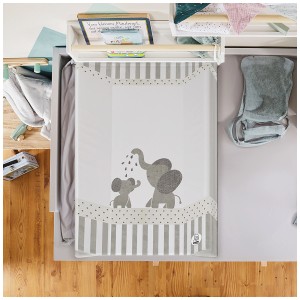 Matelas à langer cunéiforme Rotho Modern Elephants avec motif éléphant sur commode à langer.