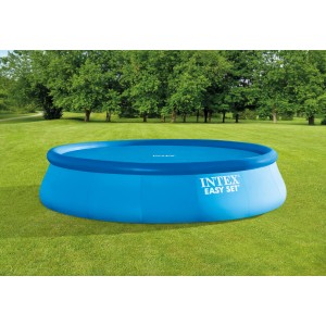 Bâche solaire Intex pour piscine Easy & Frame Ø 488 cm sur gazon, couverture bleue.