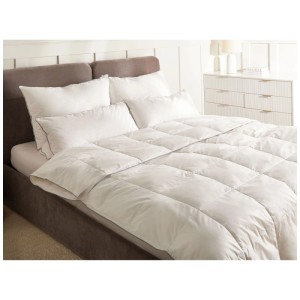 Couette Beliani Krivan blanche 200x200 cm en duvet de canard sur lit, matelassée, avec passepoil argenté. Linge de lit.