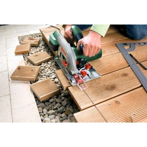 Sega circolare a mano Bosch PKS 55 A in uso per tagliare il legno per la costruzione di un patio.