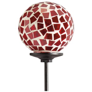 Gartenstecker mit roter Mosaik-Kugel (Ø 9 cm, Höhe 75 cm) als Gartendekoration.