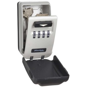 Cassetta portachiavi Master Lock 5425EURD aperta con chiave e combinazione a 4 cifre.