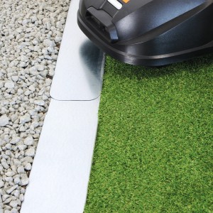 Bordure de pelouse Bellissa pour robots tondeuses, galvanisée, lot de 2. Tondeuse roulant sur le bord.