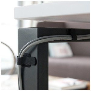 Attaches de câble noires fixant des câbles gris à un pied de table. Lot de 10.