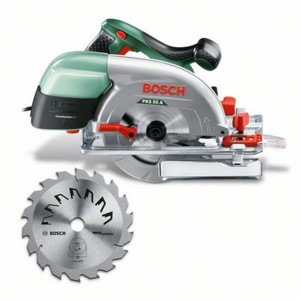 Sega circolare Bosch PKS 55 A con lama. Potente, per tagli precisi nel legno.