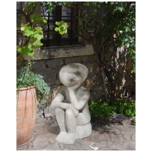 Graue Beliani Gartenfigur Fria aus Lehmfaser, sitzend in kontemplativer Pose. Stilvolle Gartendekoration.