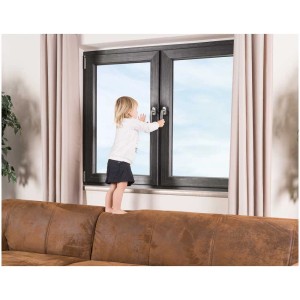Kind am Fenster mit Reer WinLock Balkontürsicherung in Anthrazit. Schutz vor Sturz.