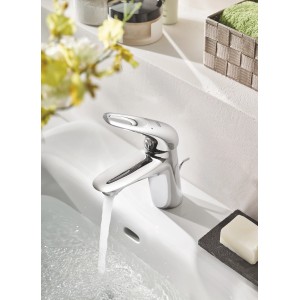 Miscelatore lavabo Grohe Eurostyle S-Size cromato lucido con acqua corrente in un lavandino bianco.