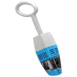 Pulitore per piscina a batteria Colibri con asta telescopica per piccole piscine e idromassaggi.