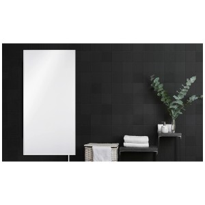 Pannello riscaldante a infrarossi Sonnenkönig Eco 500 in bagno con piastrelle scure.
