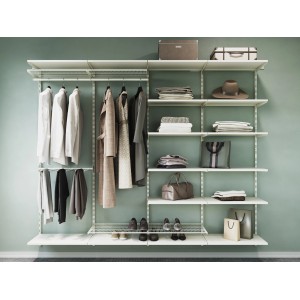 Sistema di scaffalatura bianco con ripiani in acciaio, appendiabiti e spazio per vestiti e accessori.