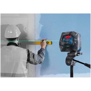 Niveau laser combiné Bosch Professional GCL 2-50 G en utilisation avec niveau et ligne laser verte.