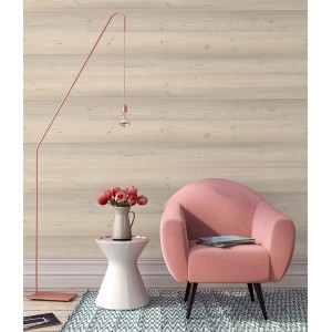 Panneaux muraux Grosfillex Element 3D Charme aspect bois derrière fauteuil et lampe.