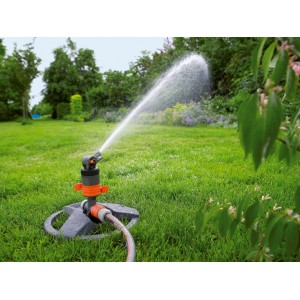 Arroseur turbine Gardena Comfort avec traîneau en utilisation, arrosage de la pelouse.