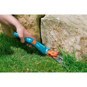 Cisailles à gazon Gardena Classic en utilisation : coupe des bordures de pelouse avec lames rotatives et antirouille.