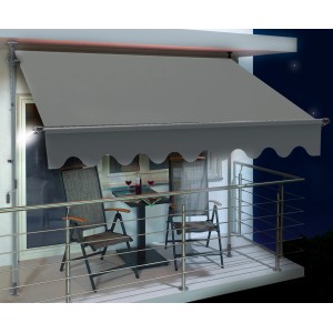 Tenda a braccio Renville antracite 2x1,5 m con illuminazione a LED su balcone.