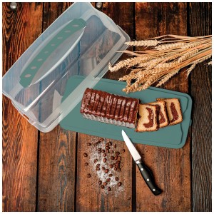 Rotho Kuchenbehälter Fresh Salbeigrün mit Kuchen und Messer auf Holz.
