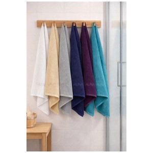 Serviettes de sauna de différentes couleurs (70x200 cm) suspendues à une barre en bois dans la salle de bain.