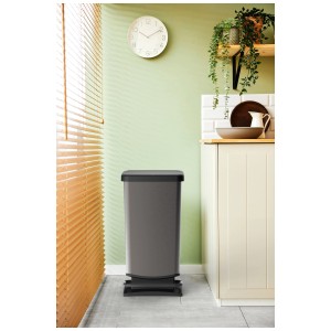 Rotho Treteimer Paso Chrom, 40 l, in Küche. Mülleimer mit geräuschlosem Deckel und Trittfunktion.