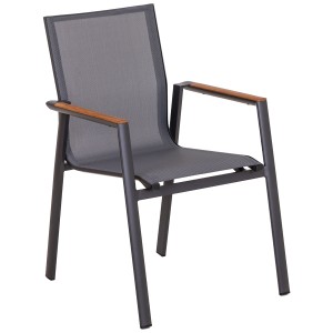 Sedia impilabile Acamp Vegas, grigio antracite, con braccioli in teak e tessuto Acatex traspirante.