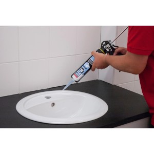 Anwendung von Soudal Fix All Kraftkleber Crystal/Kristallklar aus der Kartusche auf ein Waschbecken.
