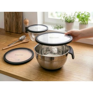 Coperchio salvafreschezza Städter in vetro Ø 20 cm con bordo in silicone nero su ciotola. Paraspruzzi & aiuto cucina.