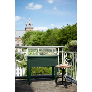 Tavolo di semina Elho Green Basics XXL, verde foglia, con propagatore su balcone. Ideale per la coltivazione di piante.