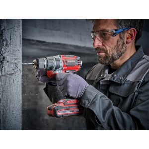 Trapano avvitatore a percussione a batteria Einhell TP-CD 18/70 che fora un muro di cemento.