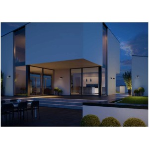 Façade de maison moderne avec projecteur LED Spot Duo avec détecteur, utilisé comme applique murale extérieure.