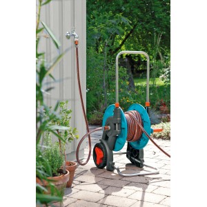 Gardena Set di raccordo Flex 12,5 mm con avvolgitubo e attacco rubinetto in giardino.