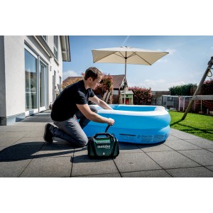 Uomo gonfia piscina con compressore a batteria Metabo AK 18 Multi.