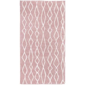 Tappeto moderno color legno di rosa (60x110 cm) con motivo a rombi bianchi.
