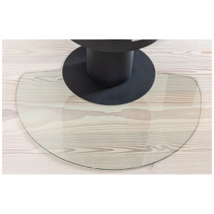 Halbmondförmige Aduro Glasbodenplatte (107,2x70,7 cm) unter Kaminofen, schützt den Boden vor Funkenflug.