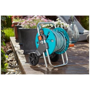 Set carrello avvolgitubo Gardena AquaRoll S con tubo da 20 m e doccia su terrazza in legno.