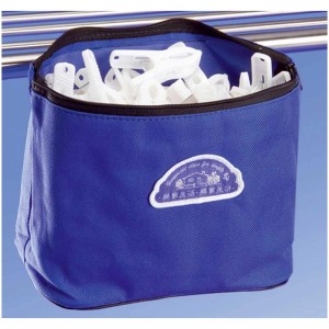 Set accessori stendibiancheria Wenko: Borsa blu piena di mollette bianche.