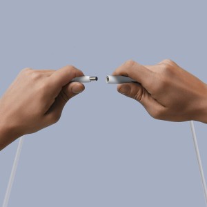 Mains connectant un câble d'extension Philips Hue Flux blanc de 5 m pour rubans LED.