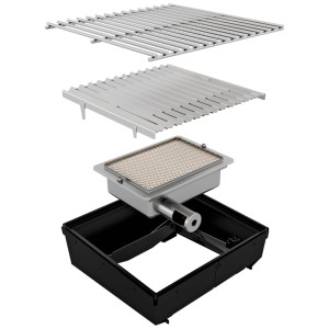 Zerlegte Komponenten des Outdoorchef Gasgrills Davos 570 G Pro: Edelstahl-Grillrost, Grillplatte, Brenner und schwarze Basis.