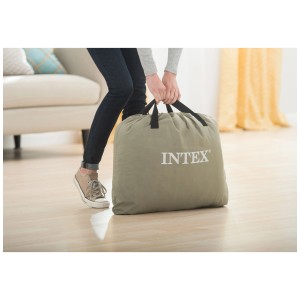 Matelas gonflable Intex Dura-Beam Plus Deluxe Pillow dans son sac de transport. Matelas compact pour camping et invités.