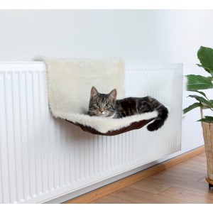 Cuccia per termosifone Trixie color crema con gatto sdraiato. Letto per gatti con struttura in metallo e peluche.