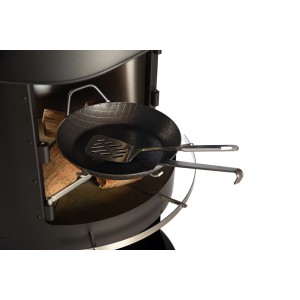 Poêle en fonte Buschbeck Auckland avec spatule dans la cheminée de barbecue.