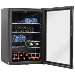 Freistehender Kibernetik Getränkekühlschrank GK130L01 schwarz, mit Glastür und gefüllten Regalen.