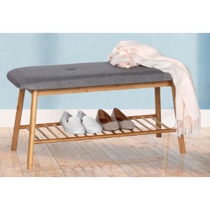 Banc à chaussures Wenko Bahari en bambou avec assise grise et chaussures sur l'étagère.