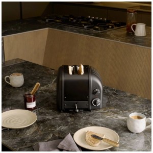 Tostapane Dualit Classic nero a 2 fette con toast su un piano cucina.