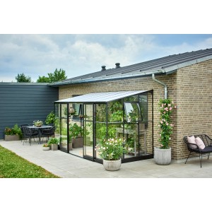 Serra nera Halls Qube Lean-to 612 con piante e mobili da giardino.