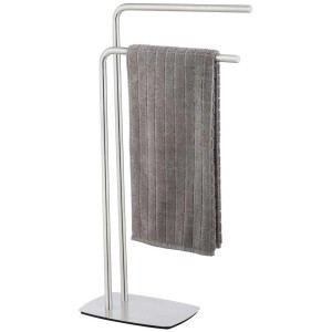 Portasciugamani freestanding Wenko Iria in acciaio inox opaco con asciugamano grigio.