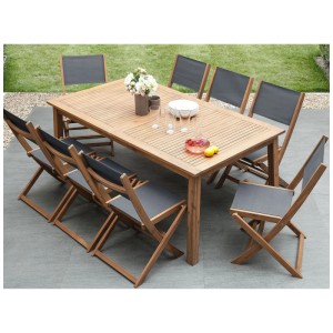 Ensemble de jardin Beliani Cesana 9 p. en bois d'acacia marron: table extensible et 8 chaises pliantes grises dans un jardin.