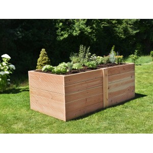 Carré potager rectangulaire en douglas (100x200x72,5 cm) avec plantations dans le jardin.