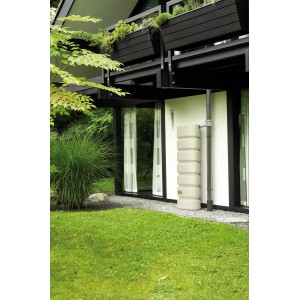 Serbatoio da parete 4rain Classic 650 l color sabbia addossato al muro di una casa. Serbatoio per irrigazione giardino.