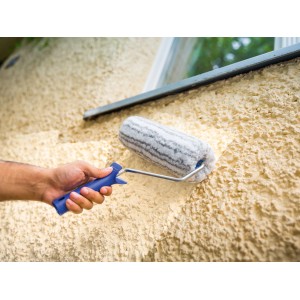 LUX-TOOLS Farbwalze (25 cm) im Einsatz auf einer strukturierten Wand.
